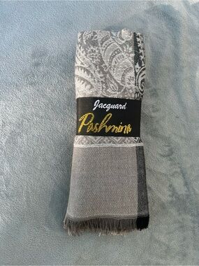 🐾2/$8- Jacquard Pashmina in silver/grey